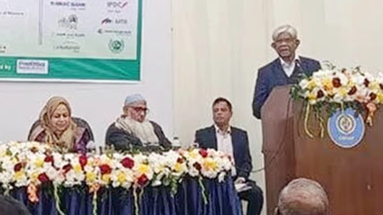 রাজধানীর সিরডাপ মিলনায়তনে ব্যাংকিং অ্যালমানাকের প্রকাশনা অনুষ্ঠানে প্রধান অতিথির বক্তব্যে অর্থ উপদেষ্টা ড. সালেহউদ্দিন আহমেদ