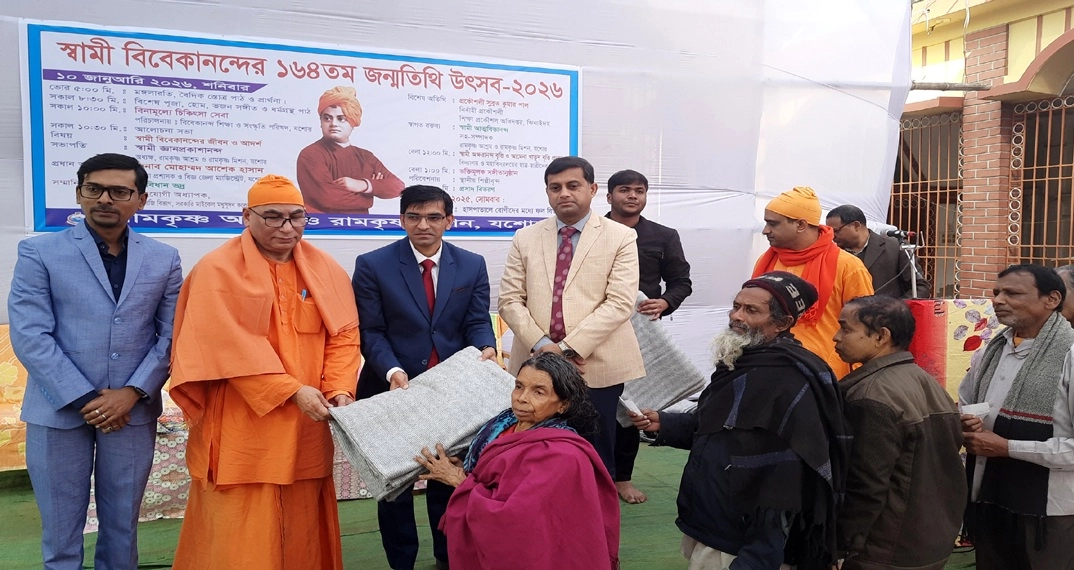 স্বামী বিবেকানন্দের ১৬৪ তম জন্মতিথি উপলক্ষে শনিবার যশোর রামকৃষ্ণ আশ্রম মিশনে শীতার্তদের মাঝে কম্বল বিতরন করেন প্রধান অতিথি যশোরের অতিরিক্ত জেলা প্রশাসক রাজস্ব কমলেশ মজুমদার। ছবি: গ্রামের কাগজ