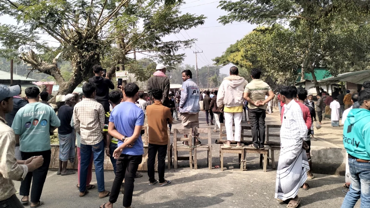 টেকনাফে শিশু গুলিবিদ্ধ হওয়ার পর স্থানীয়রা হাইওয়ে সড়ক অবরোধ করেন ¦ ছবি: ইত্তেফাক