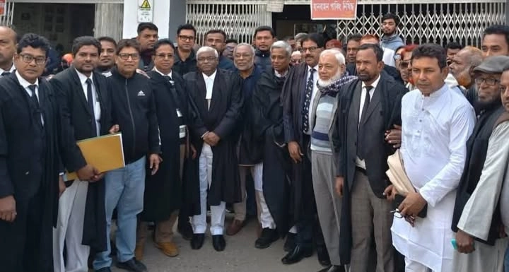 নির্বাচনী দায়িত্বপ্রাপ্ত বিচারক মাসুদ রানার আদালতে অনিন্দ্য ইসলাম অমিত শোকজের জবাব দিলেন ¦ ছবি: গ্রামের কাগজ
