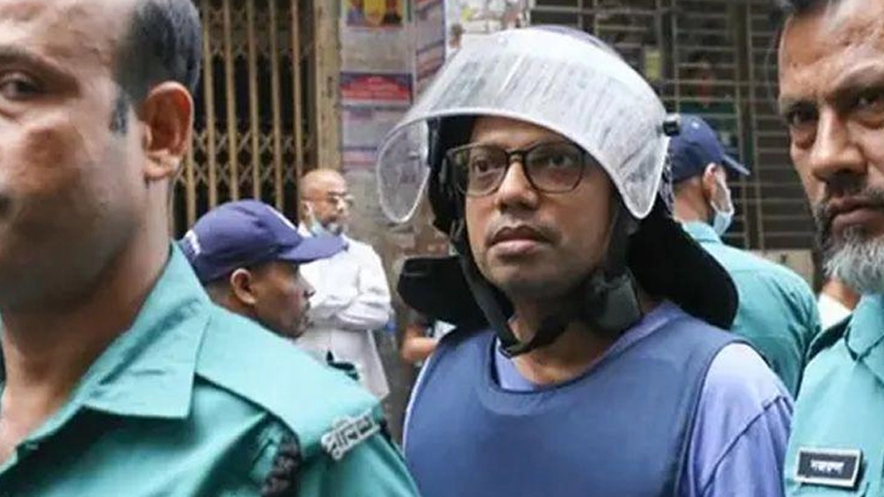 আদালত প্রাঙ্গনে জুনাইদ আহমেদ পলক।