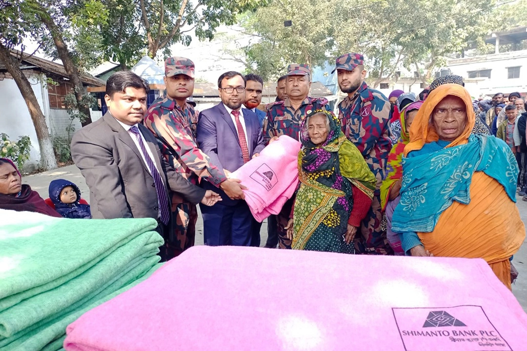 মঙ্গলবার যশোরের গদখালী ঈদগাহ ময়দানে সীমান্ত ব্যাংক পি এল সি শাখার উদ্যোগে ২শ টি অসহায় পরিবারের মধ্যে কম্বল বিতরণ করেন শাখা ব্যবস্থাপক জাফর ইকবাল। ছবি: গ্রামের কাগজ
