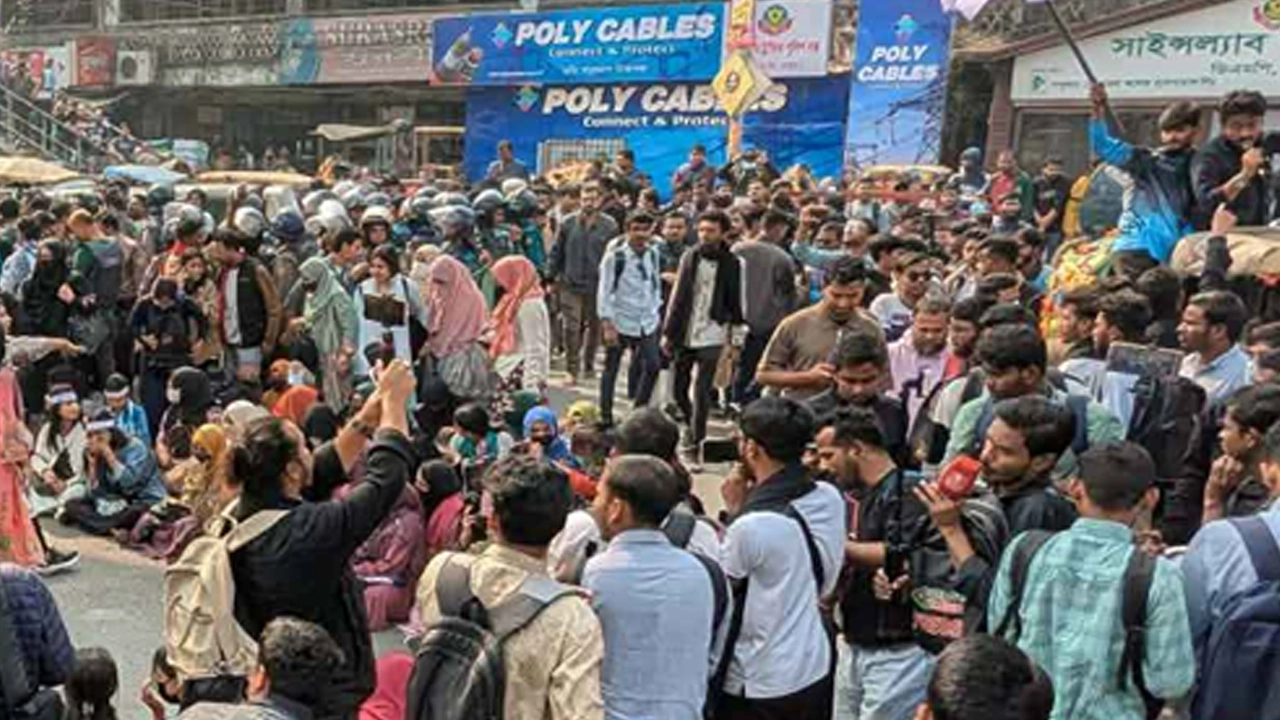 সাত কলেজ শিক্ষার্থীদের সাইন্সল্যাব অবরোধ