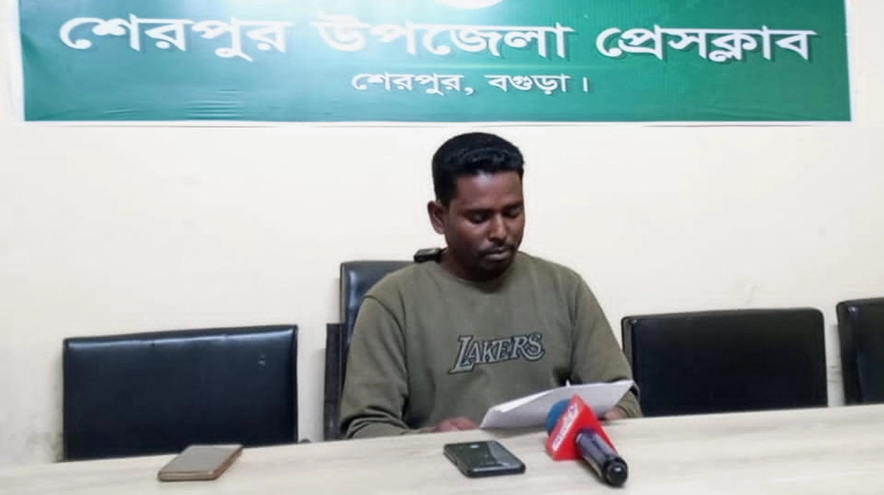 বগুড়ার শেরপুর উপজেলা প্রেসক্লাবে এক আয়োজিত সংবাদ সম্মেলনে বক্তব্য পাঠ করছেন ভূক্তভোগী রিয়াজ উদ্দিন ¦ ছবি: প্রতিনিধি