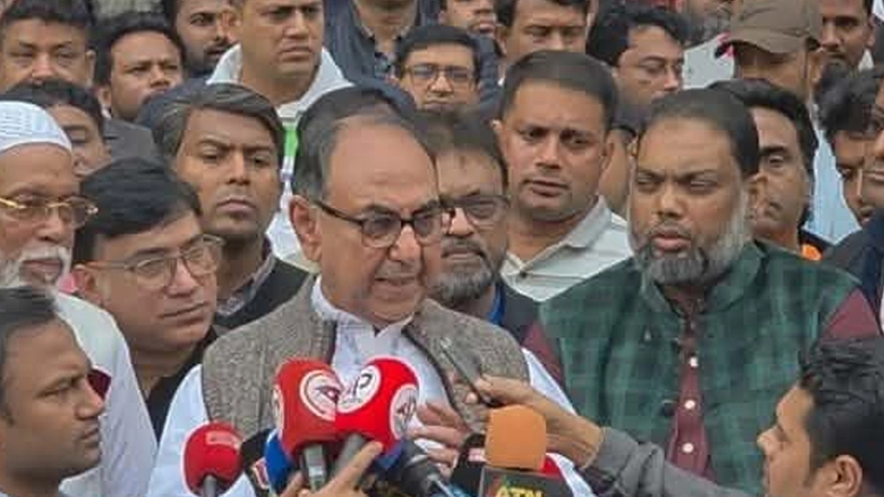 নয়াপল্টনে দলের কেন্দ্রীয় কার্যালয়ের পাশে নিজের নির্বাচনী এলাকায় উপস্থিত সাংবাদিকদের সঙ্গে আলাপকালে মির্জা আব্বাস