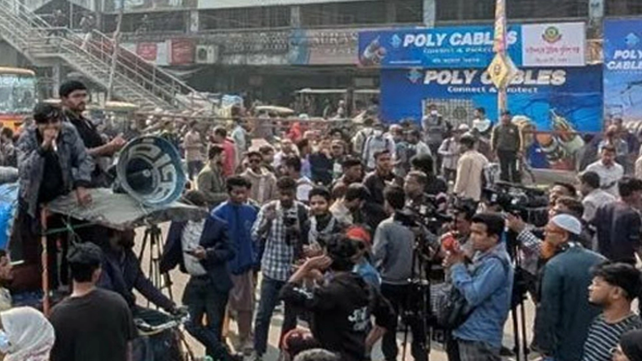 শিক্ষার্থীদের সড়ক অবরোধ, ভোগান্তিতে হাজারো মানুষ