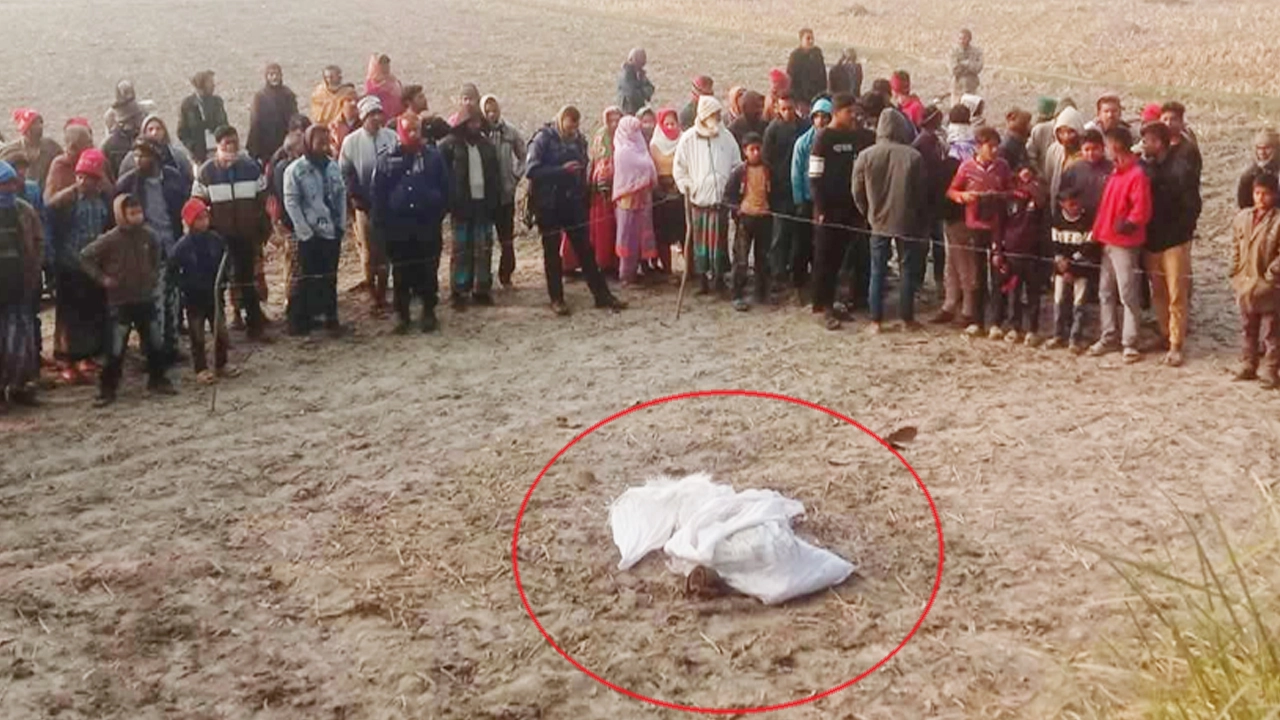 বদরগঞ্জে রাস্তার পাশে পড়েছিল অজ্ঞাত নারীর মরদেহ ¦ ছবি: প্রতিনিধি