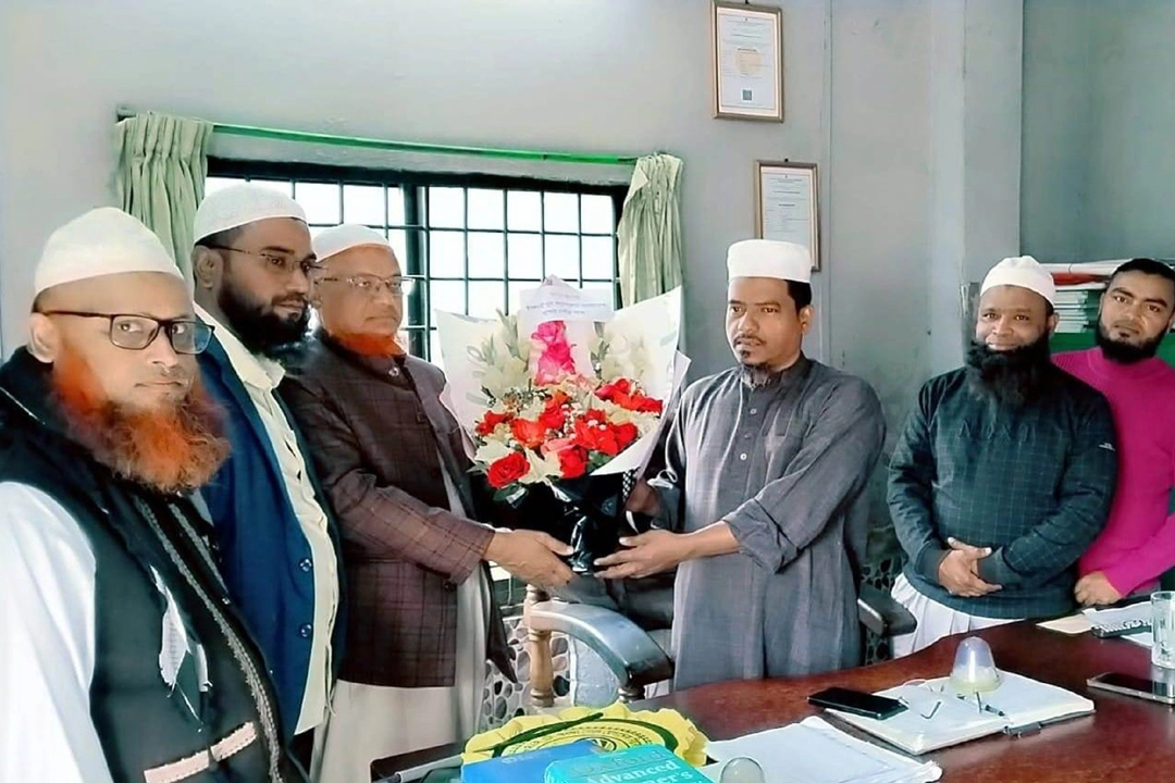 যশোর সদর ৩ আসনের ইসলামী আন্দোলনের মনোনিত প্রার্থী অধ্যক্ষ মওলানা শোয়াইব হোসেনের মনোনয়ন বৈধ হওয়ায় তাকে ফুলেল শুভেচ্ছা ইসলামী যুব আন্দোলন পৌর শাখার নেতৃবৃন্দ। ছবি: গ্রামের কাগজ