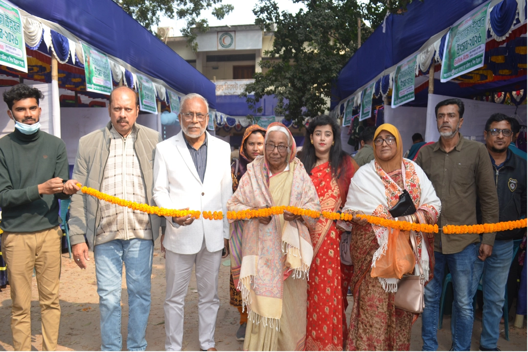বৃহস্পতিবার যশোর রেড ক্রিসেন্ট সোসাইটি প্রাঙ্গনে ছয় দিনব্যাপী ঐতিহ্যবাহী খেজুর গুড়ের পিঠা ও উদ্যোক্তা উন্নয়ন উৎসবের উদ্বোধন করেন বিএনপির ভাইস চেয়ারম্যান অধ্যাপক নার্গিস বেগম। ছবি: গ্রামের কাগজ