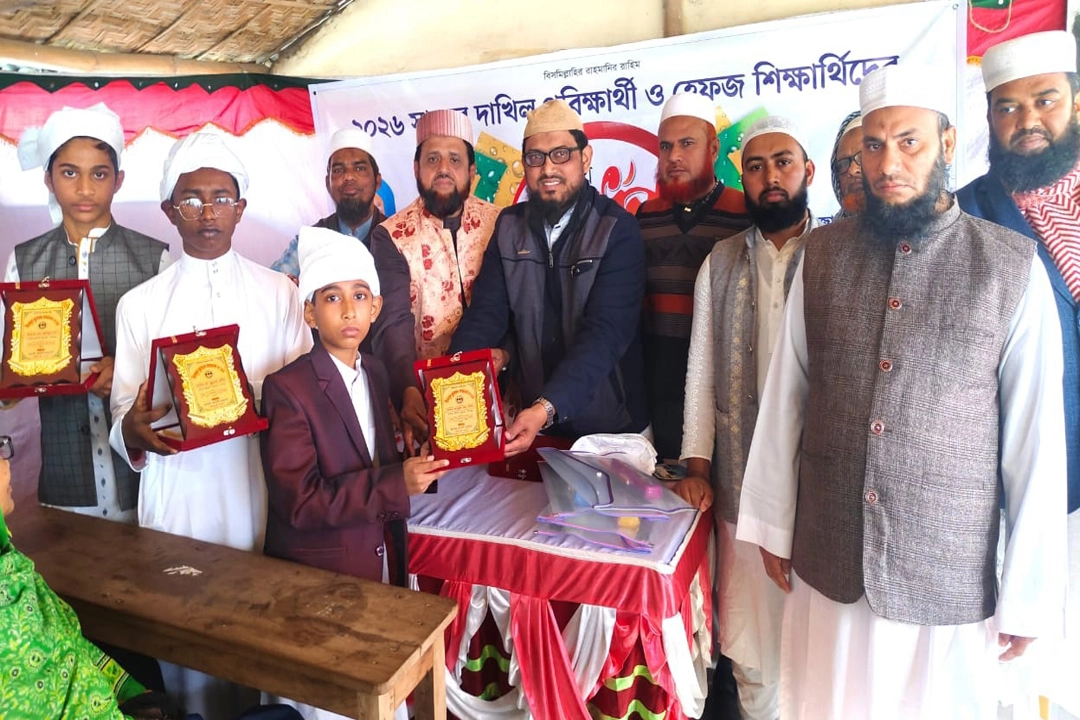 বৃহস্পতিবার যশোরের উপশহর প্রগতি আদর্শ মাদ্রাসার দাখিল পরীক্ষার্থী ও হেফজ শিক্ষার্থীদের বিদায় সংবর্ধনা ক্রেস্ট প্রদান করেন প্রধান অতিথি মাদ্রাসার সভাপতি মাওলানা তৌহিদুর রহমান। ছবি: গ্রামের কাগজ