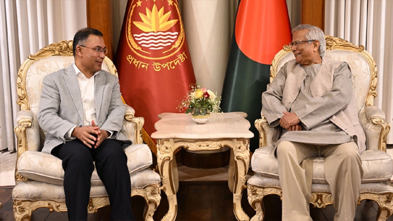 রাষ্ট্রীয় অতিথি ভবন যমুনায় প্রধান উপদেষ্টা ড. মুহাম্মদ ইউনূসের সঙ্গে বিএনপির চেয়ারম্যান তারেক রহমানের সাক্ষাৎ। ছবি-সংগৃহীত