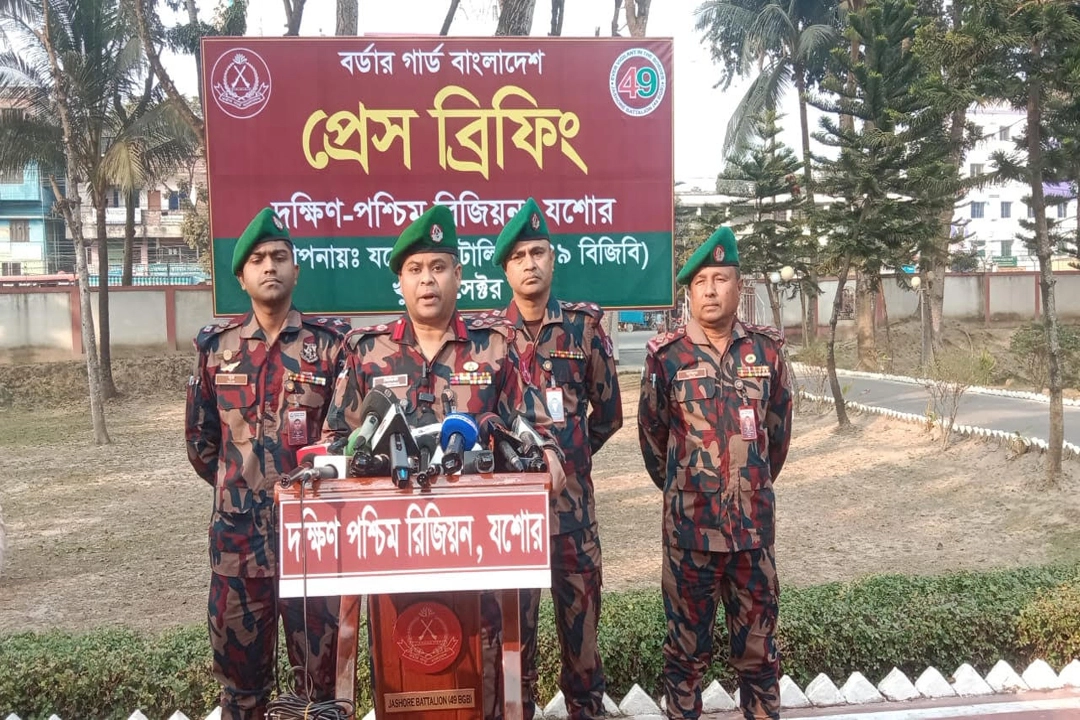 আসন্ন ত্রয়োদশ জাতীয় সংসদ নির্বাচন উপলক্ষে তিনটি জেলার ১৬টি উপজেলার ১১টি সংসদীয় আসনে ২৯ প্লাটুন বিজিবি মোতায়েন করা হবে। ছবি: গ্রামের কাগজ