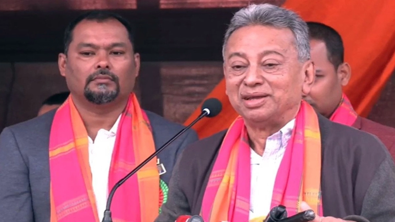 চট্টগ্রামের সিমেন্ট হোস্টেলে বৌদ্ধ ধর্মাবলম্বীদের এক অনুষ্ঠানে প্রধান অতিথির বক্তব্য দিচ্ছেন বিএনপির স্থায়ী কমিটির সদস্য আমীর খসরু মাহমুদ চৌধুরী