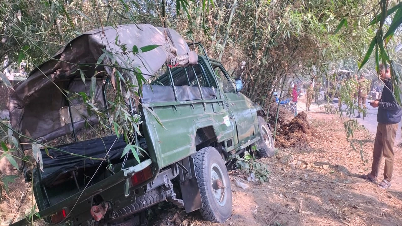 মহেশপুরে ট্রাকের ধাক্কায় সেনাবাহিনীর টহল গাড়ি খাদে, আহত ৪ ¦ ছবি: প্রতিনিধি