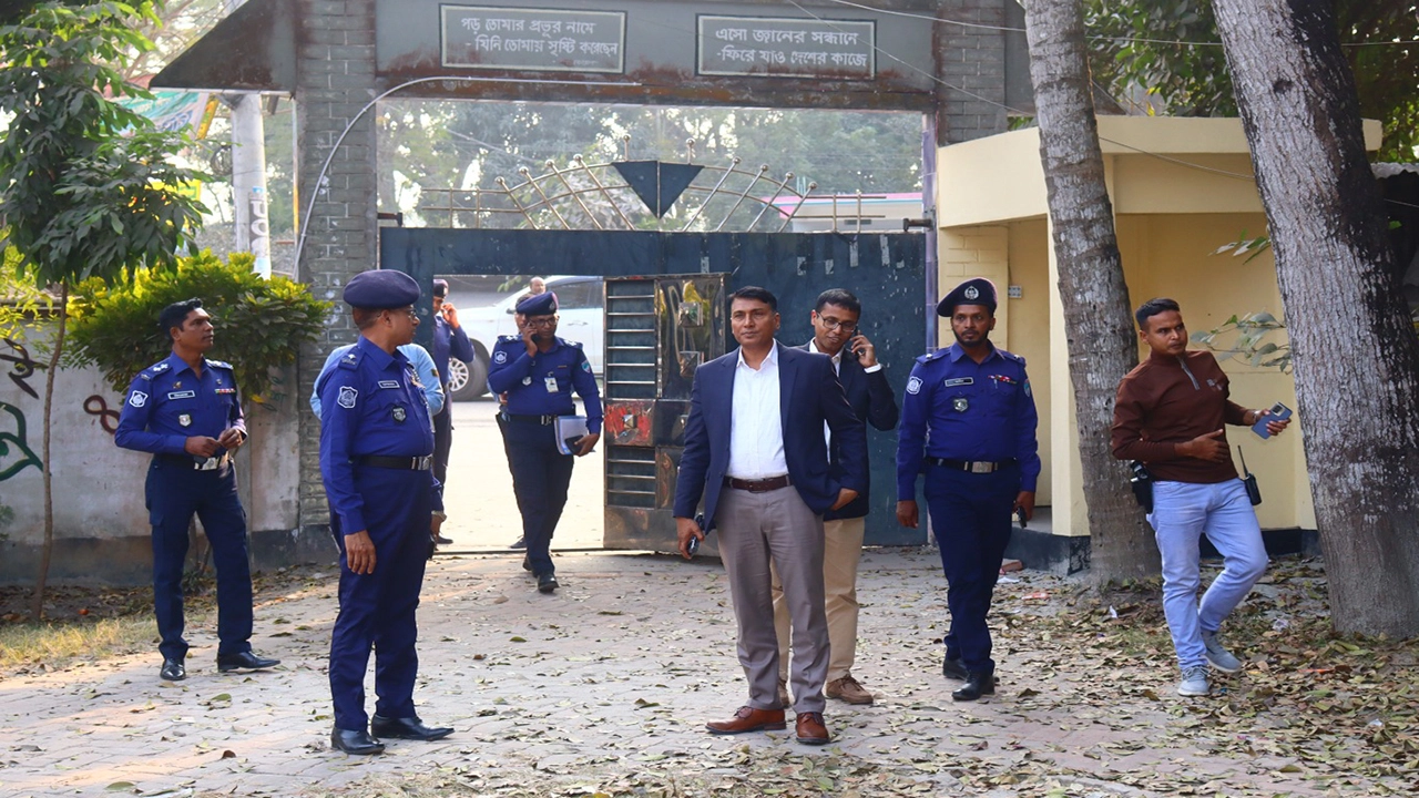 আসন্ন নির্বাচন উপলক্ষে যশোরের বিভিন্ন ভোটকেন্দ্র পরিদর্শন করেন পুলিশ সুপার সৈয়দ রফিকুল ইসলাম । ছবি : গ্রামের কাগজ