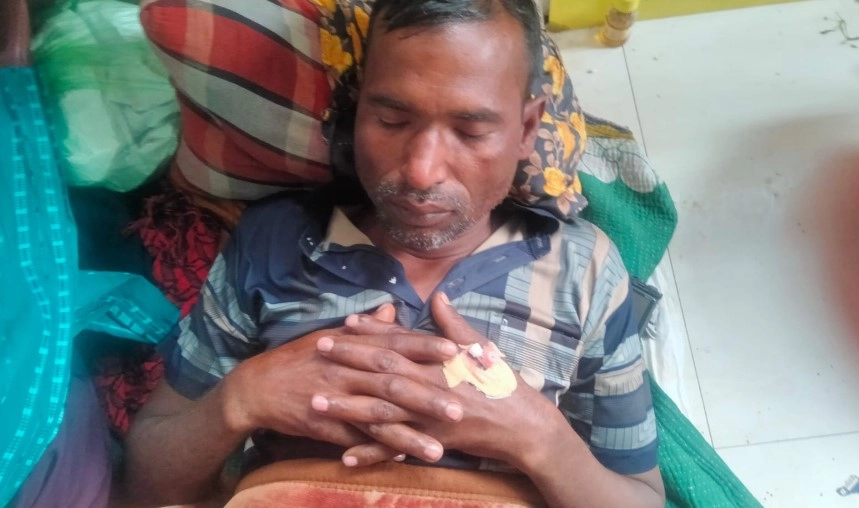 আহত জামির হোসেন । ছবি-গ্রামের কাগজ