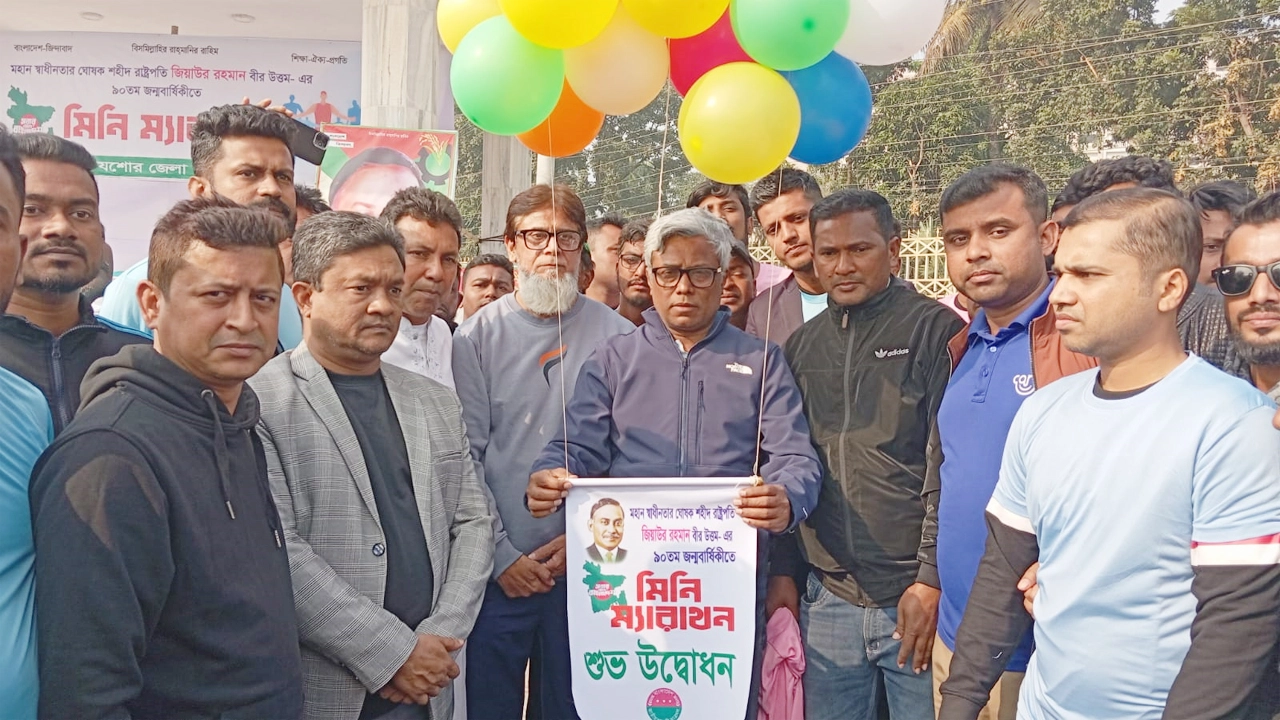 টাউন হল ময়দানে বেলুন ফেস্টুন উড়িয়ে মিনি ম্যারাথন প্রতিযোগিতা অনুষ্ঠানের সূচনা করেন অনিন্দ্য ইসলাম অমিত ¦ ছবি: গ্রামের কাগজ