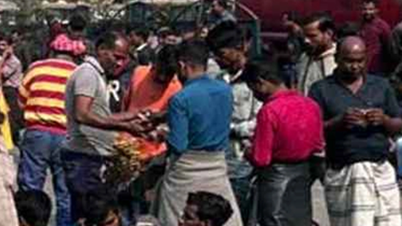 বাড্ডায় ব্যাটারিচালিত রিকশাচালকদের সড়ক অবরোধ