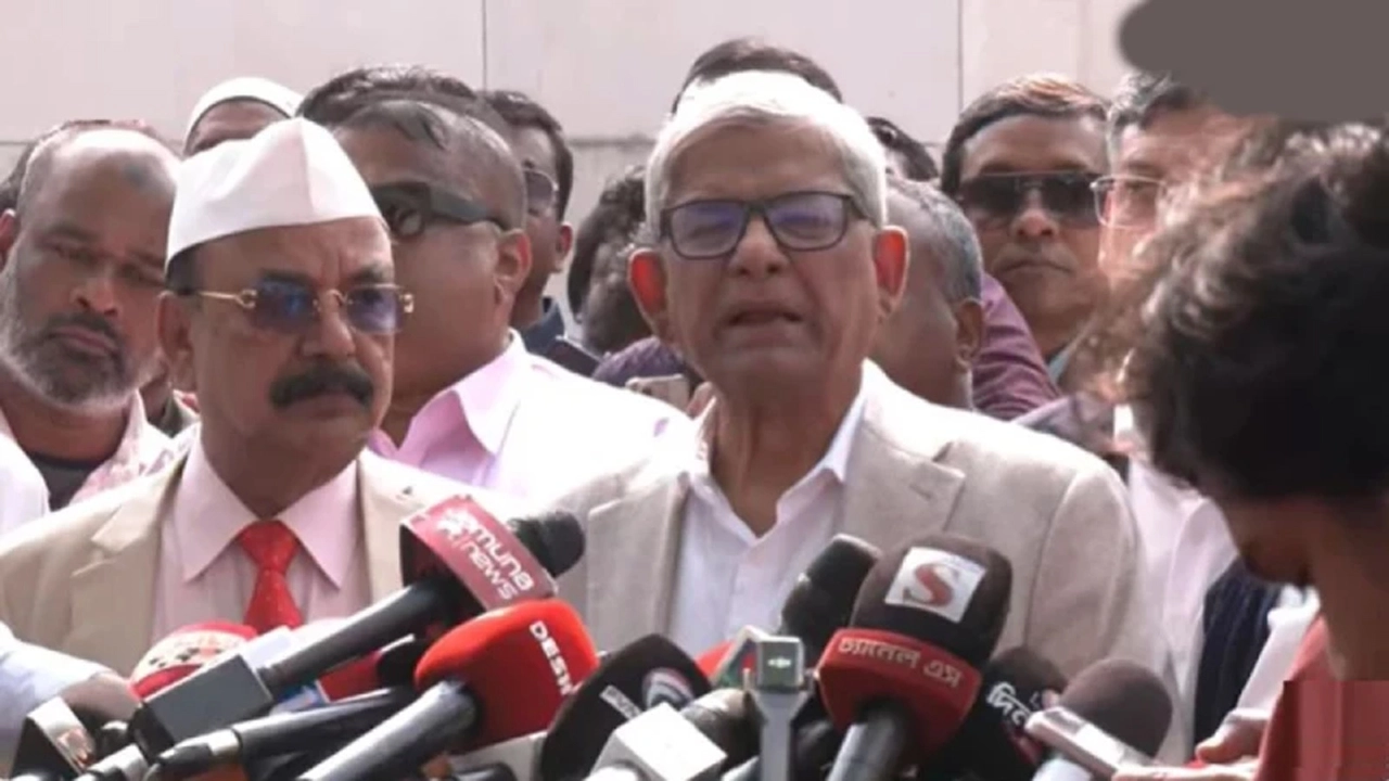 কথা বলছেন মির্জা ফখরুল ইসলাম আলমগীর ¦ ছবি: আমাদের সময়