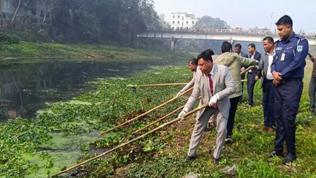 ঝিনাইদহে নবগঙ্গা নদীতে তিন দিনের বিশাল পরিচ্ছন্নতা অভিযান শুরু