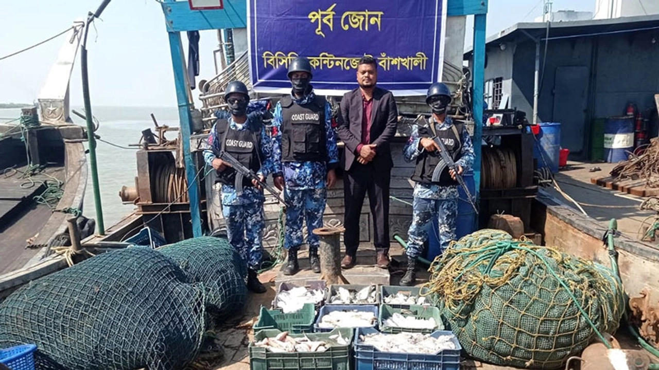 চট্টগ্রামে ২২ লাখ টাকার ৪টি ট্রলিং জাল ও ২৮’শ কেজি মাছ জব্দ ¦ ছবি: প্রতিনিধি