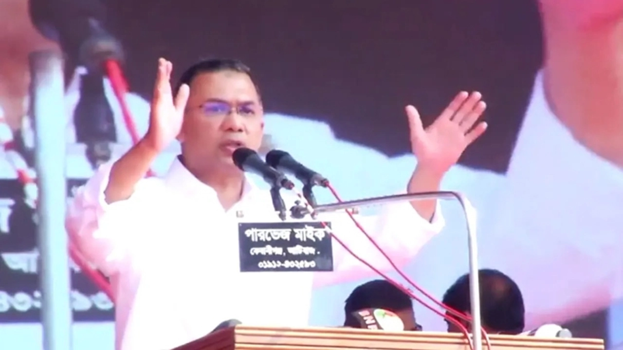 সিলেটের সরকারি আলিয়া মাদরাসা মাঠে বিএনপির প্রথম নির্বাচনী জনসভায় প্রধান অতিথির বক্তব্য দিচ্ছেন বিএনপি চেয়ারপারসন তারেক রহমান।