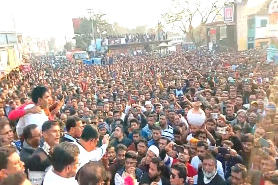 যশোর মণিরামপুরে স্বতন্ত্র প্রার্থী শহীদ ইকবাল হোসেনের কলস প্রতিকের পক্ষে পথসভা শেষে প্রচার মিছিল বের করা হয়। ছবি: প্রতিনিধি