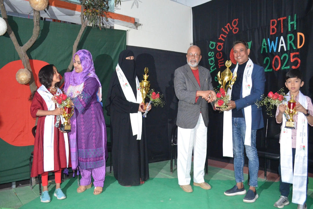 বৃহস্পতিবার যশোর ব্রাদার টিটোস হোম চত্বরে বিটিএইচ ওয়ার্ড ২০২৫ বিজয়ীদের মধ্যে তুলে দেন অ্যাডভোকেট কাজী মুনিরুল হুদা। ছবি: গ্রামের কাগজ