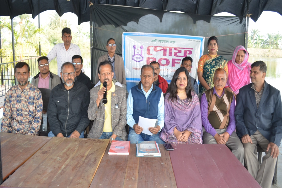 বৃহস্পতিবার শহরতলী স্থানীয় একটি ক্যাফেতে স্বেচ্ছাসেবী সংস্থা পোফ যশোরের বার্ষিক সাধারণ সভায় বক্তৃতা করেন সংস্থার সভাপতি অ্যাডভোকেট প্রশান্ত দেবনাথ। ছবি: গ্রামের কাগজ