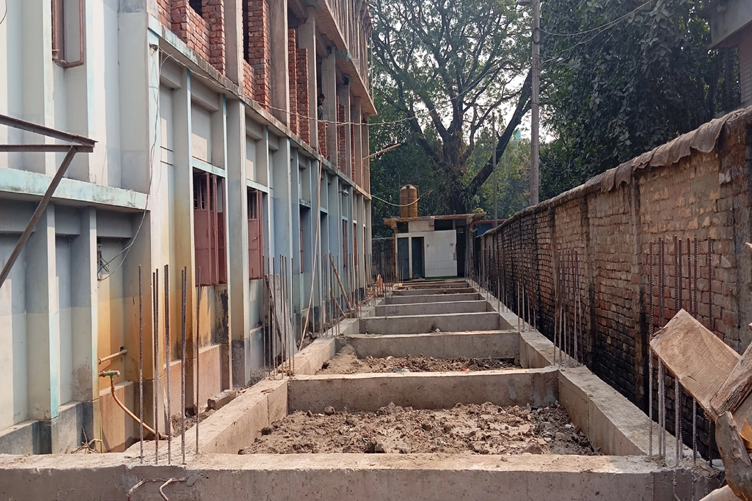 যশোরের ঝিকরগাছা দারুল উলুম কামিল মাদ্রাসা কর্তৃপক্ষের বিরুদ্ধে জেলা পরিষদ ডাকবাংলোর জমি দখল করে বহুতল ভবণ ও মার্কেট নির্মাণ কাজ শুরুর অভিযোগ । ছবি: গ্রামের কাগজ