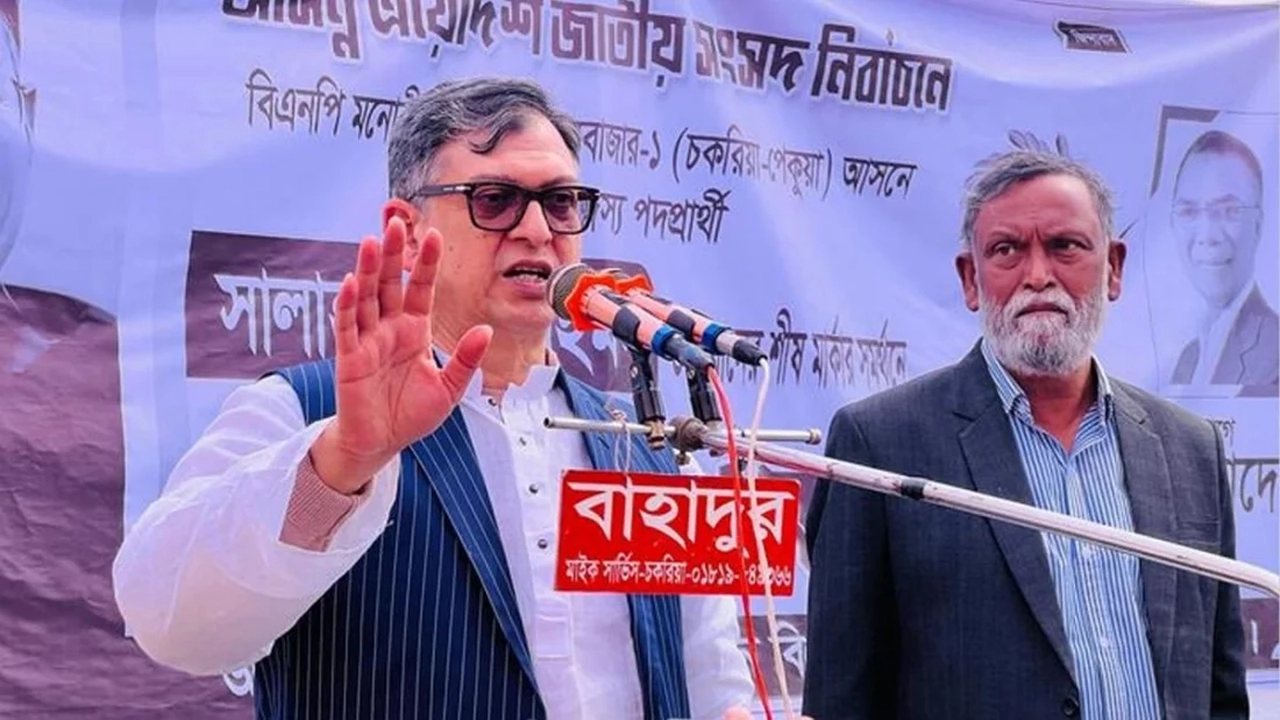 কক্সবাজারের চকরিয়ার সুরাজপুর–মানিকপুর এলাকায় গণসংযোগ করছেন  বিএনপির স্থায়ী কমিটির সদস্য সালাহউদ্দিন আহমদ।