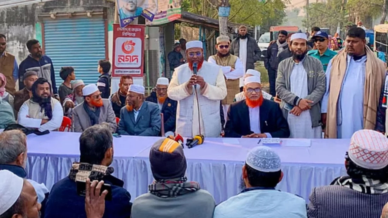 খুলনার ডুমুরিয়া উপজেলার গুটুদিয়া ইউনিয়নের আরাফাত মহল্লায় আয়োজিত এক নির্বাচনী সমাবেশে জামায়াতে ইসলামীর সেক্রেটারি জেনারেল মিয়া গোলাম পরওয়ার।
