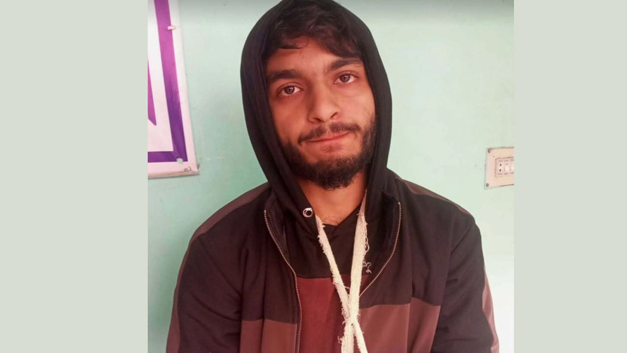 পুলিশের হাতে আটক অর্ক । ছবি : গ্রামের কাগজ