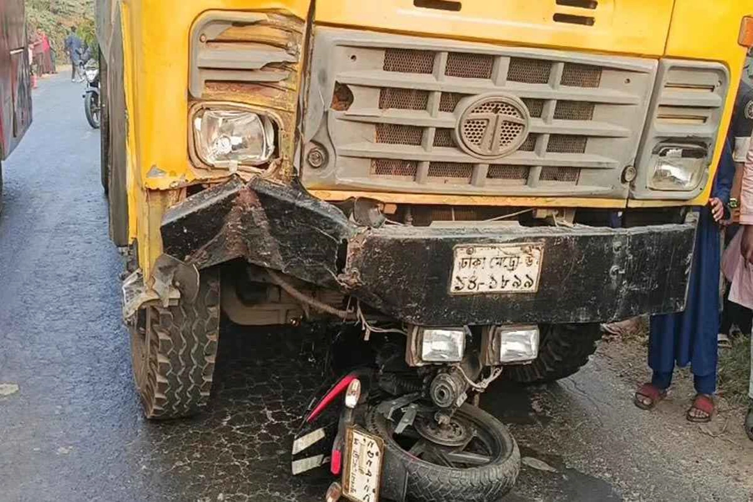 নড়াইলে কাভার্ড ভ্যানের চাপায় মোটরসাইকেল চালক নিহত। ছকব গ্রামের কাগজ
