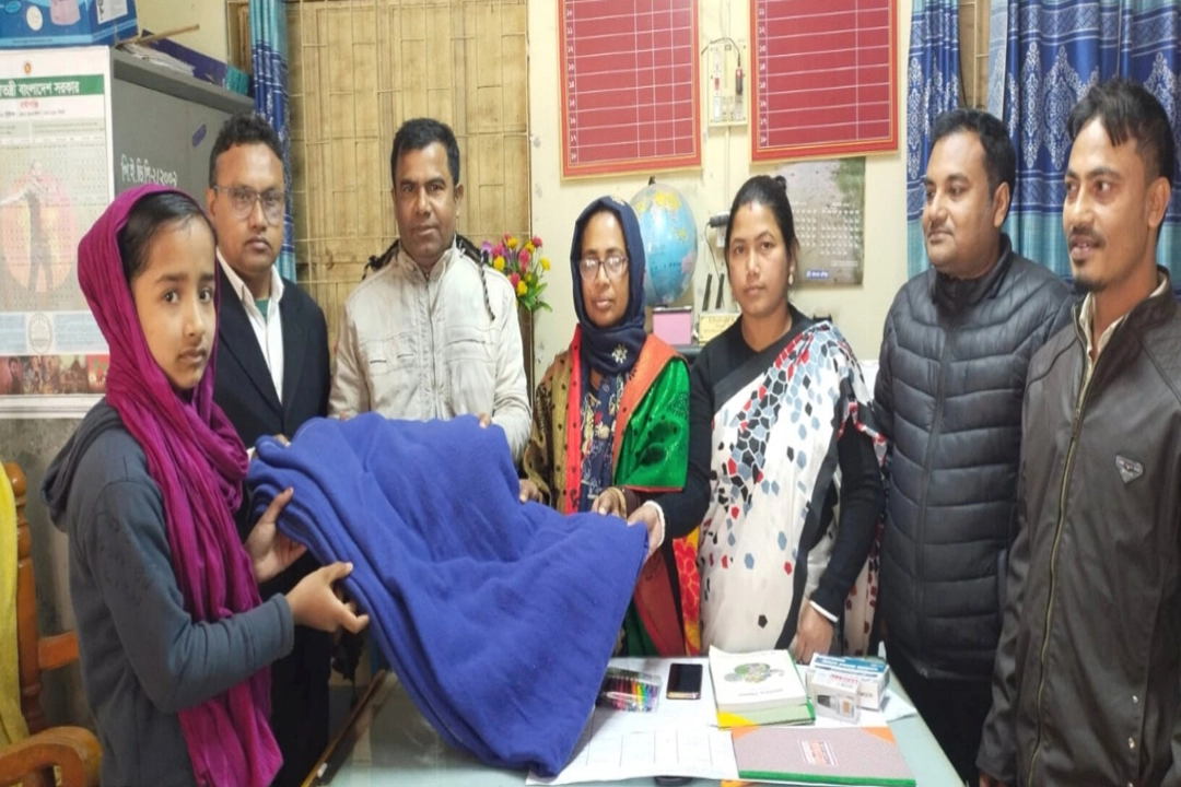 পাইকগাছার মানিকতলা সরকারি প্রাথমিক বিদ্যালয়ের দরিদ্র শিক্ষার্থীদের মাঝে শীতবস্ত্র বিতরণ করা হয়। ছবি: প্রতিনিধি