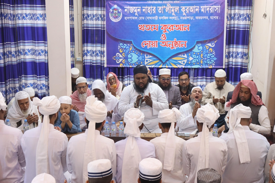 অভয়নগরে ১২ হাফেজ শিক্ষার্থীকে পাগড়ি প্রদান। ছবি: প্রতিনিধি