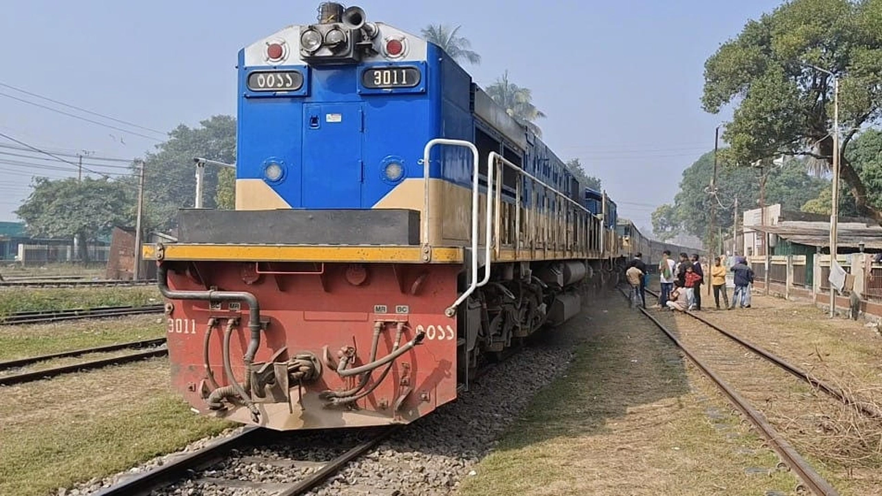 ইঞ্জিন বিকল হওয়ায় চাঁদপুরে ৬ ঘণ্টা আটকে ছিল মেঘনা এক্সপ্রেস ট্রেন ¦ প্রতিনিধি