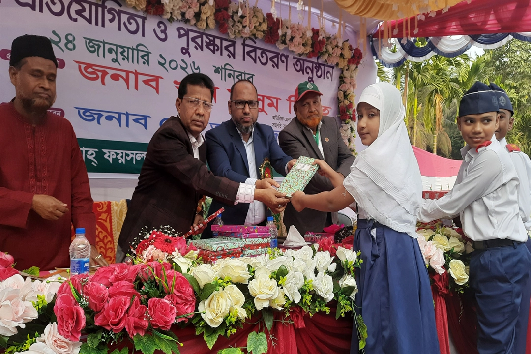 যশোর বাদশাহ ফয়সল স্কুলে  বার্ষিক ক্রীড়া প্রতিযোগিতা অনুষ্ঠানে শিক্ষার্থীদের মাঝে পুরস্কার বিতরণ করেন খান মাসুম বিল্লাহ। ছবি: গ্রামের কাগজ