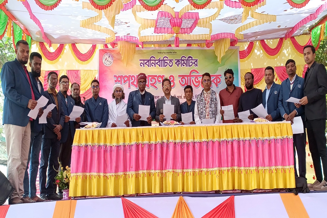 শনিবার দুপুরে মহেশপুর প্রেসক্লাবের নবনির্বাচিত কমিটির নেতৃবৃন্দদের শপথ বাক্য পাঠ করান যশোর থেকে প্রকাশিত দৈনিক গ্রামের কাগজের সম্পাদক মবিনুল ইসলাম মবিন। ছবি: গ্রামের কাগজ