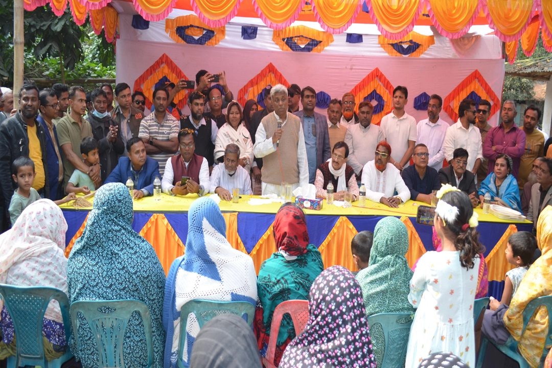 আসন্ন জাতীয় সংসদ নির্বাচনে শনিবার যশোরের রামনগর ইউনিয়নের সিরাজ সিংহা এলকায় নির্বাচনী পথসভায় বক্তৃতা করেন বিএনপির মনোনীত ধানের শীষ প্রতিকের প্রার্থী অনিন্দ্য ইসলাম অমিত। ছবি: গ্রামের কাগজ