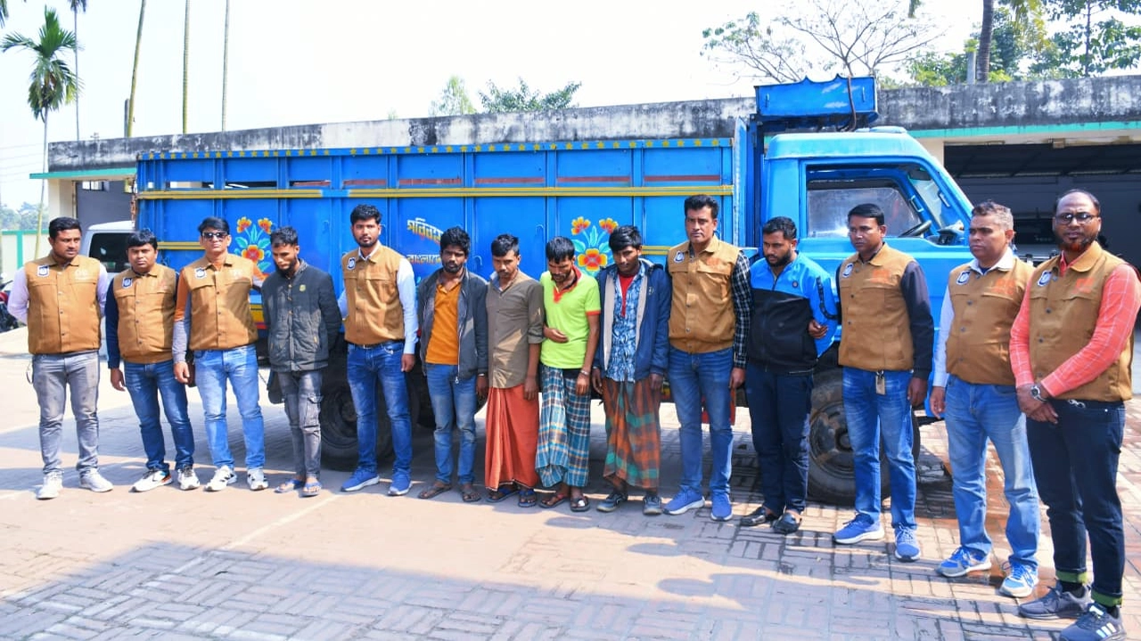 নওগাঁয় ধানবোঝাই ট্রাক ডাকাতি : ৪৮ ঘণ্টায় গ্রেফতার ৬