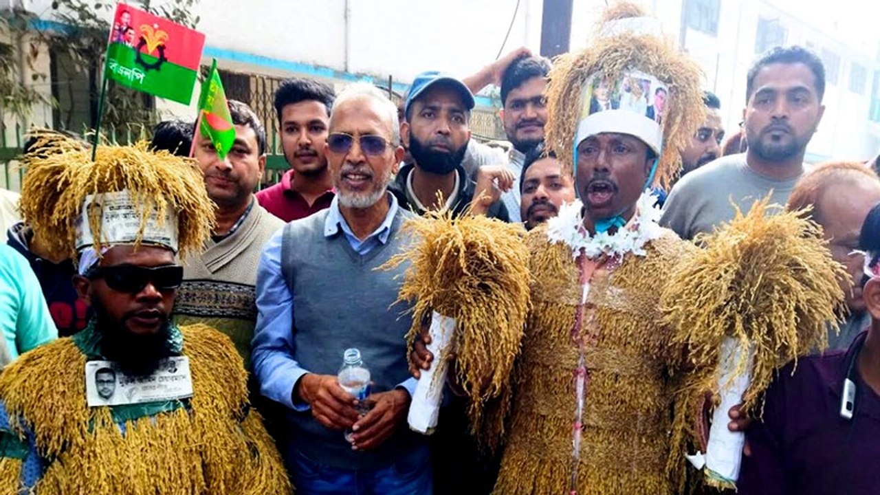 চট্টগ্রামে বিএনপি সমাবেশে ‘ধানের শীষ’ সাজে নজর কাড়লেন ২ কর্মী