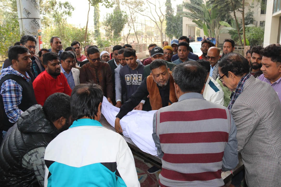 যশোর জাগরণী চক্র ফাউন্ডেশন (ডেসিএফ) এর প্রতিষ্ঠাতা ও নির্বাহী পরিচালক মো. আজাদুল কবির আরজু'র ইচ্ছা অনুযায়ী তাঁর মরদেহ মেডিকেল শিক্ষার্থীদের শিক্ষার স্বার্থে যশোর মেডিকেল কলেজ হাসপাতালে দান করা হয়েছে।  ছবি: গ্রামের কাগজ