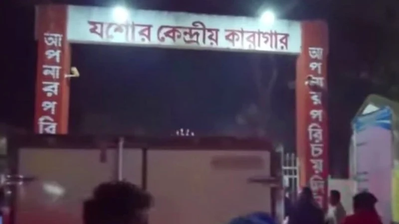 কেন্দ্রীয় কারাগারের গেটে মৃত স্ত্রী সন্তানকে ছাত্রলীগ নেতার শেষ বিদায় প্যারোলে মুক্তির জন্য বাগেরহাটে আবেদন করলেও নির্দেশনা আসেনি যশোরে। ছবি: গ্রামের কাগজ