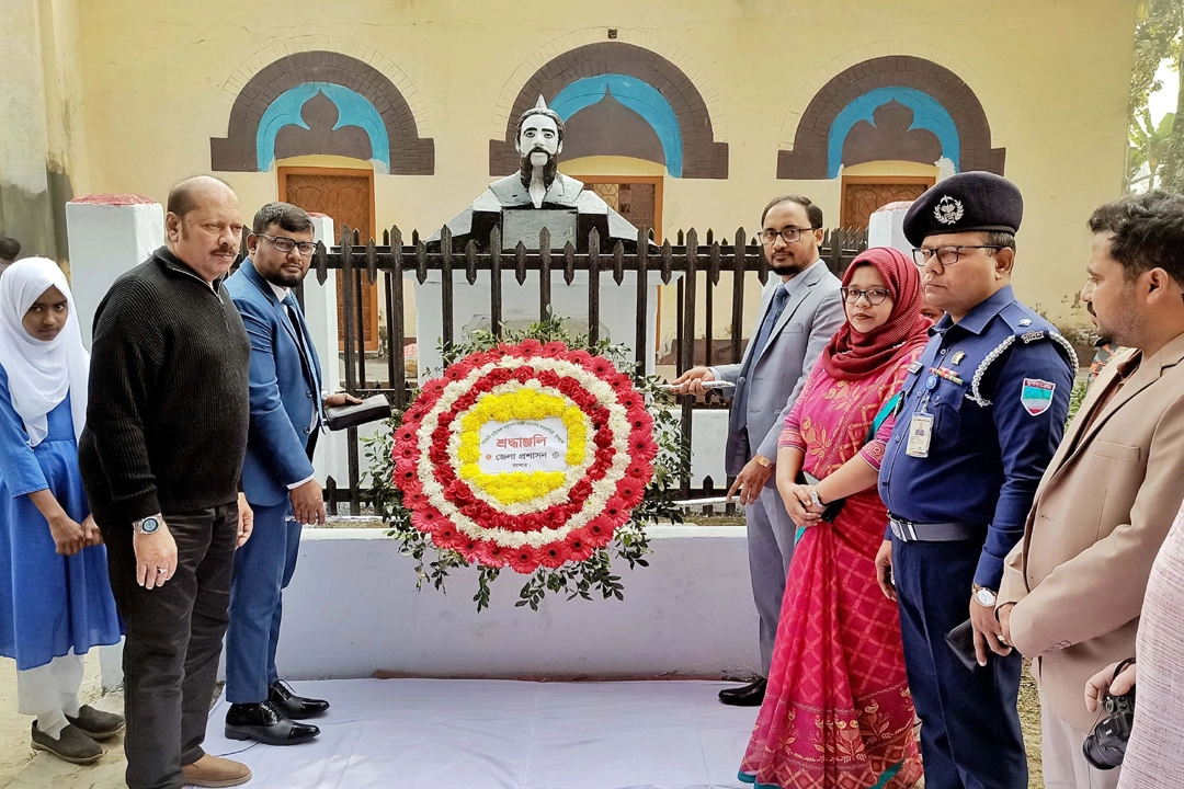 মহাকবি মাইকেল মধুসূদন দত্তের ২০২তম জন্মদিনে কেশবপুরের সাগরদাঁড়িতে তাঁর আবক্ষ ভাস্কর্যে শ্রদ্ধাঞ্জলি নিবেদন করেন জেলা প্রকাশক আশেক হাসানসহ কর্মকর্তারা। ছবি: গ্রামের কাগজ