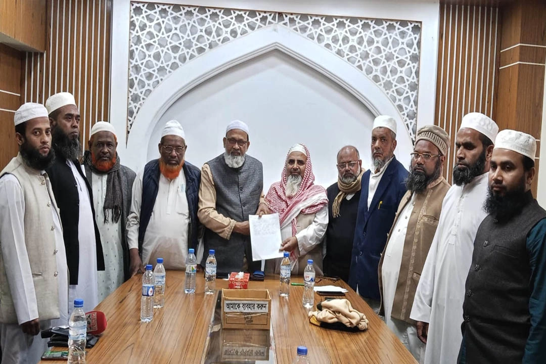 যশোর-৪ আসনে জামায়াত প্রার্থীকে সমর্থন দিয়ে নির্বাচন থেকে সরে দাঁড়ালেন খেলাফত মজলিসের প্রার্থী হাফেজ মাওলানা আশেক এলাহী। ছবি: গ্রামের কাগজ