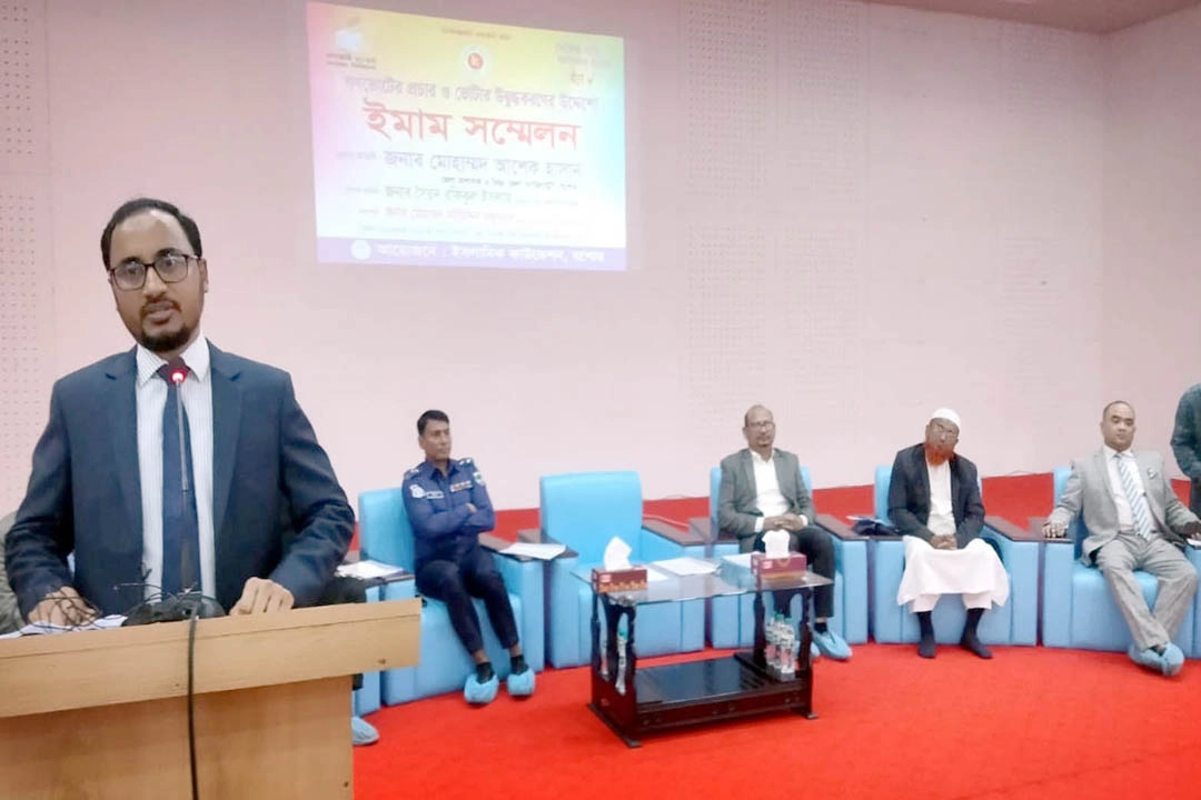 গণভোট সফল করতে গতকাল যশোরে জেলা পর্যায়ের ইমাম সম্মেলনে বক্তব্য রাখেন জেলা প্রশাসক আশেক হাসান। ছবি: গ্রামের কাগজ