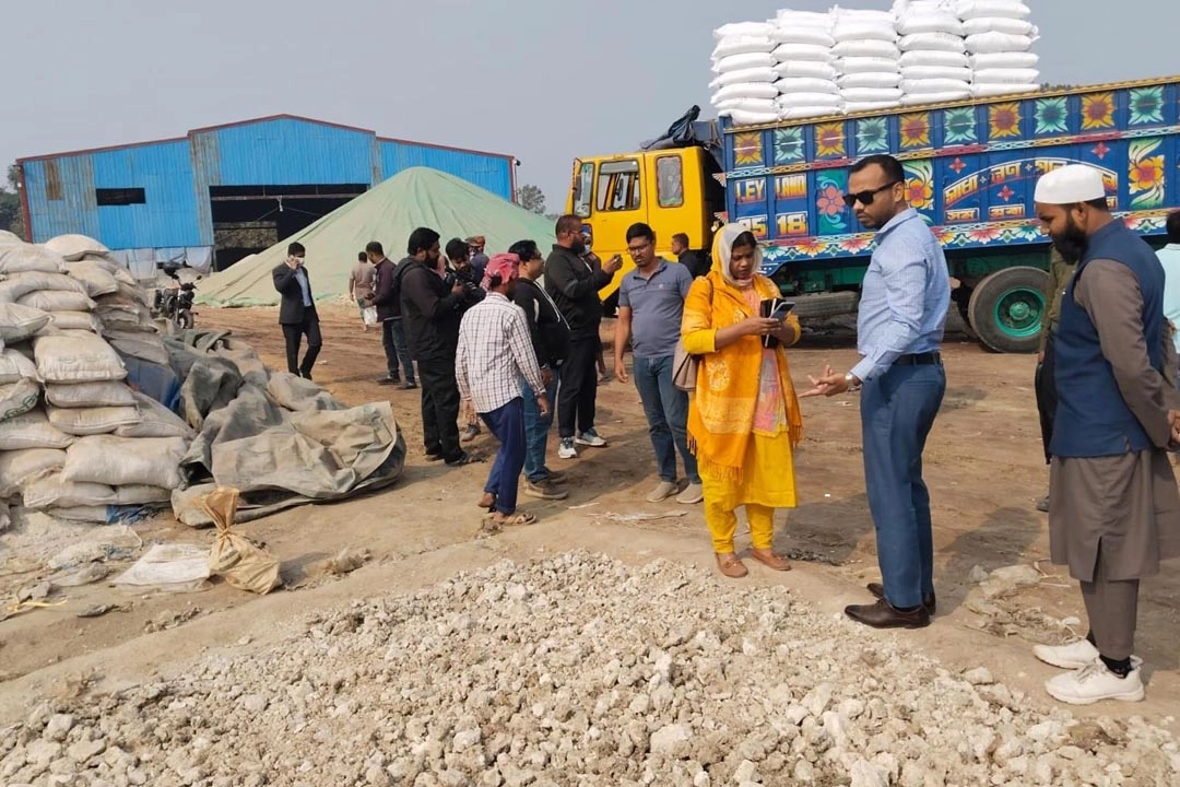 যশোরের অভয়নগরে সরকারি নষ্ট ডিএপি সার এভাবে রোদে শুকিয়ে বিক্রি চেষ্টার সময় অভিযান চালায় ভ্রাম্যমাণ আদালত। ছবি:  ভ্রাম্যমাণ আদালত হতে পাওয়া।