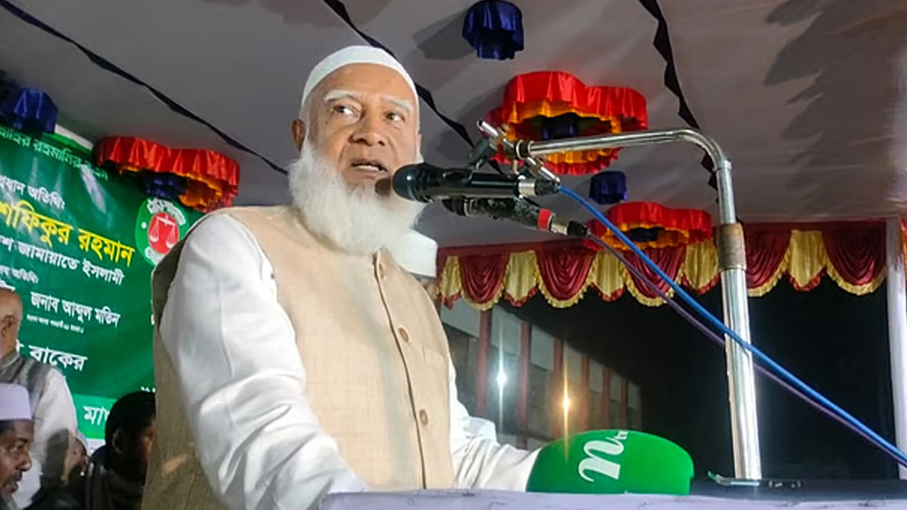 মাগুরা জেলা জামায়াতের আয়োজনে মাগুরা আদর্শ ডিগ্রি কলেজ মাঠে অনুষ্ঠিত নির্বাচনী সমাবেশে প্রধান অতিথির বক্তব্য রাখছেন ডা. শফিকুর রহমান।