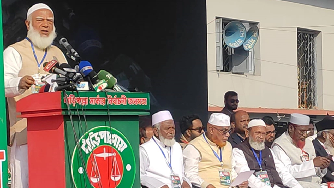 যশোরের ঐতিহাসিক ঈদগাহ ময়দানে ১১ দলীয় ঐক্যের নির্বাচনী জনসভায় প্রধান অতিথির বক্তব্য দিচ্ছেন জামায়াতের আমির ডা. শফিকুর রহমান।
